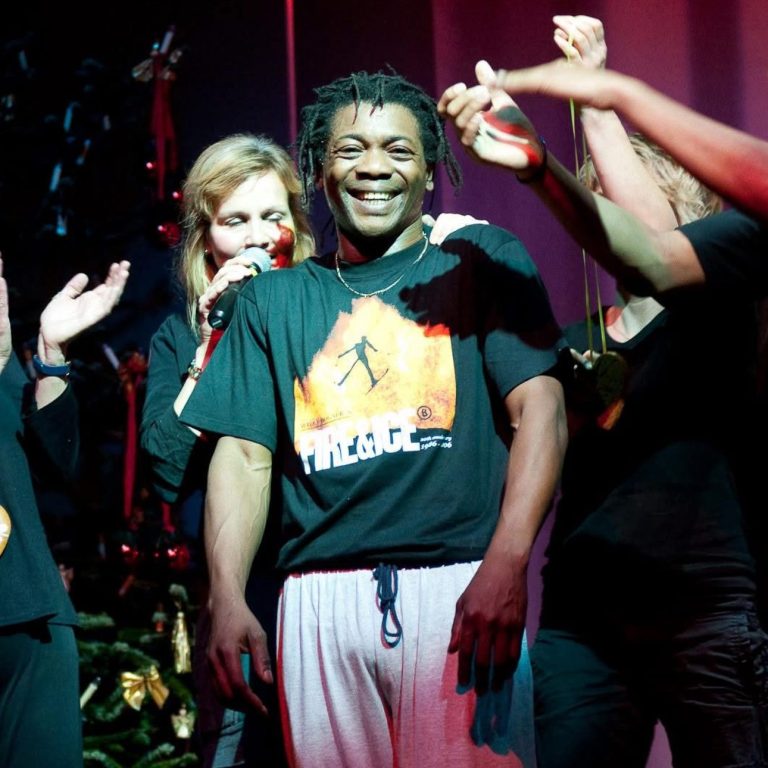 David Rashid, Acro Yoga Instructor und Artist David Rashid, ein Meister des Acro Yoga und der Artistik ist Trainer der Artistenschule München.